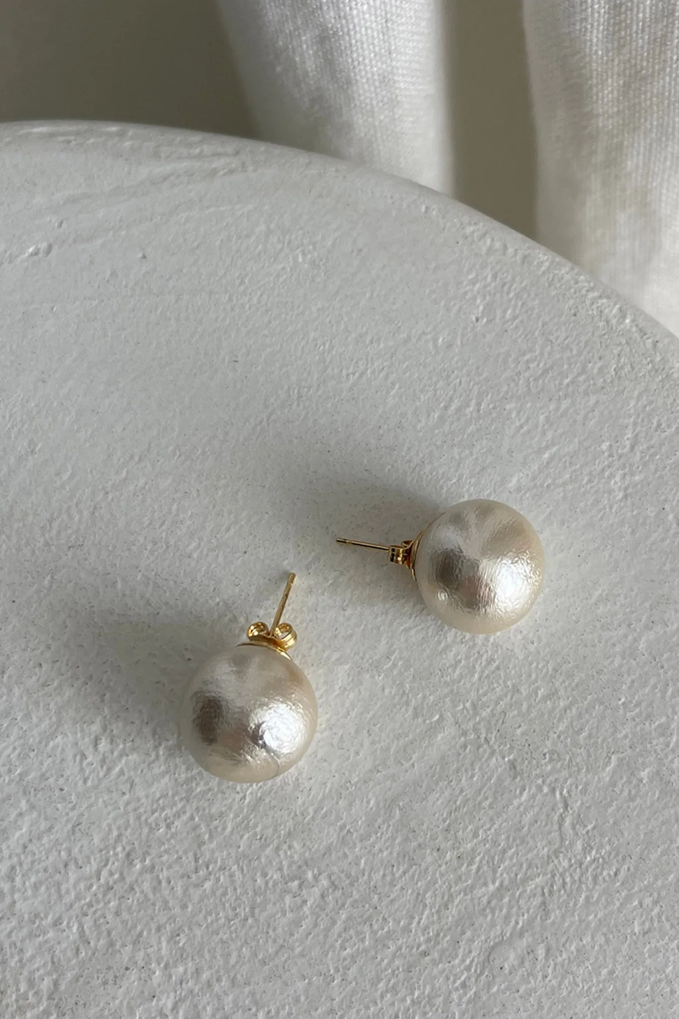 Ari Large Pearl Stud Earrings Gold