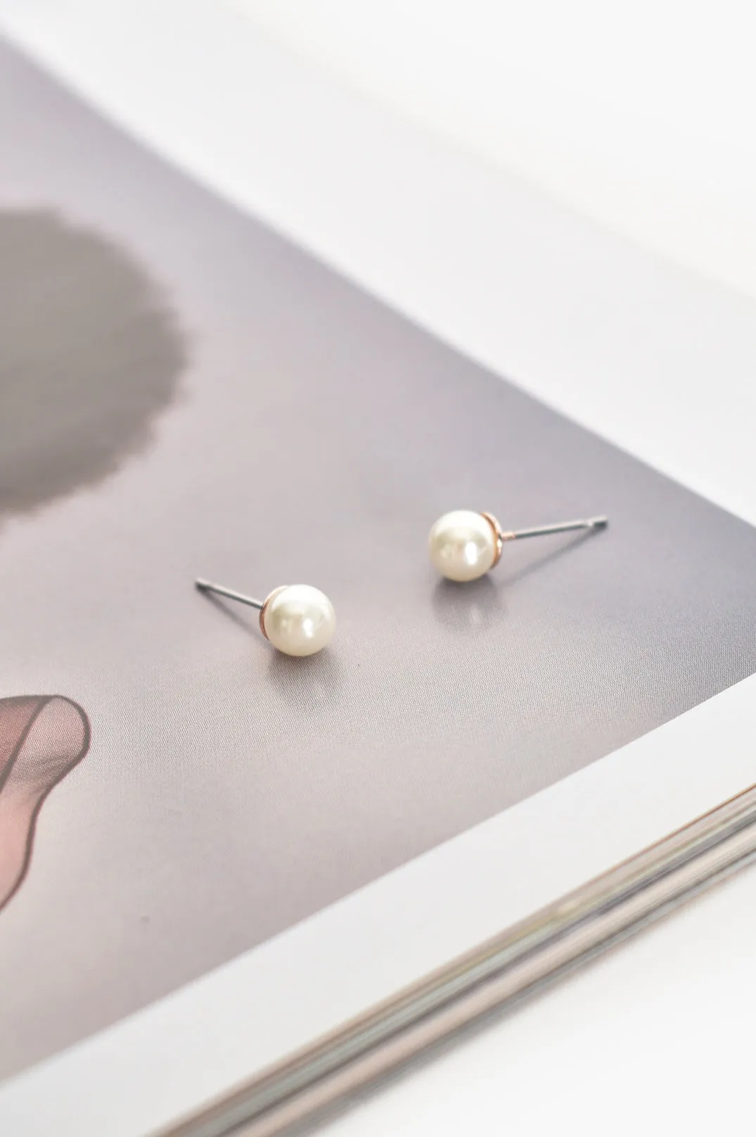 SMALL GLASS PEARL STUD EARRINGS