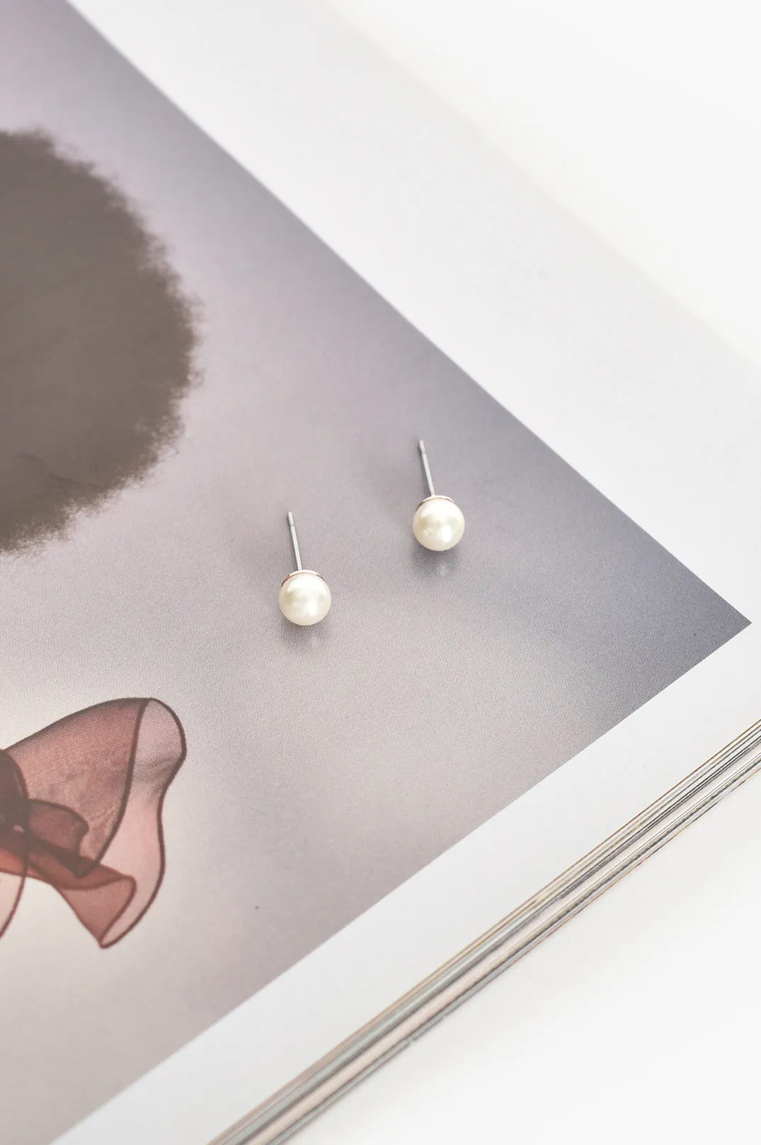 SMALL GLASS PEARL STUD EARRINGS